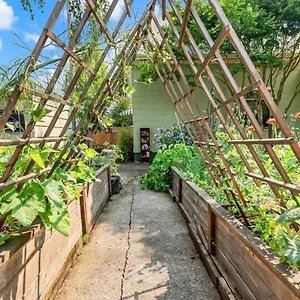 https://villa-art-deco-oasis-stylish-2bd-with-den-office-garden.portland-hotels.info